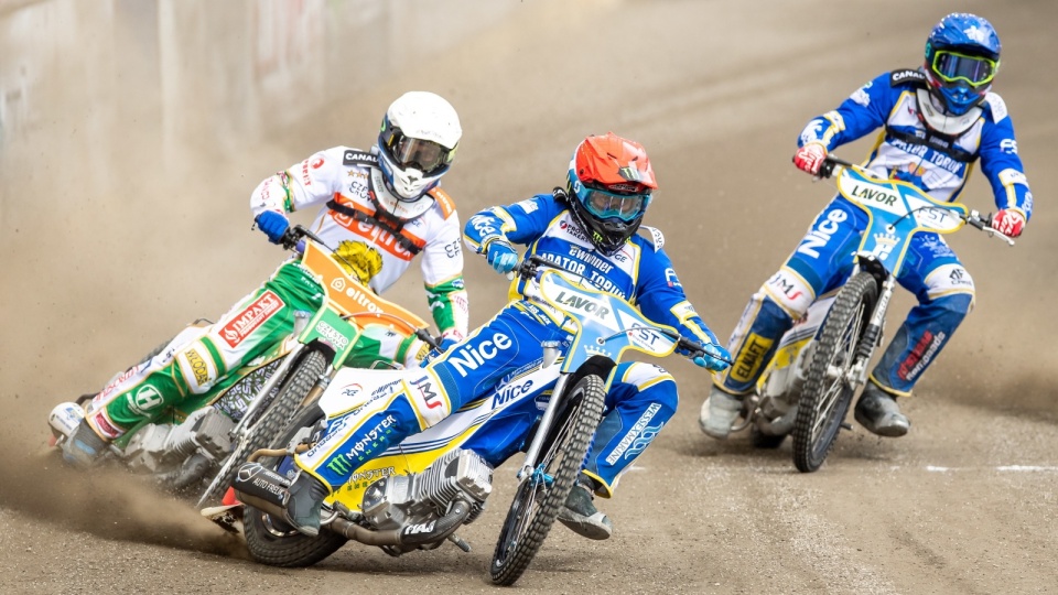 Zawodnicy eWinner Apatora Toruń Jack Holder (kask czerwony) i Karol Żupiński (niebieski) oraz Jakub Miśkowiak (biały) z Eltrox Włókniarza Częstochowa podczas meczu 6. kolejki żużlowej Ekstraligi, 16 bm. (js) PAPTytus Żmij