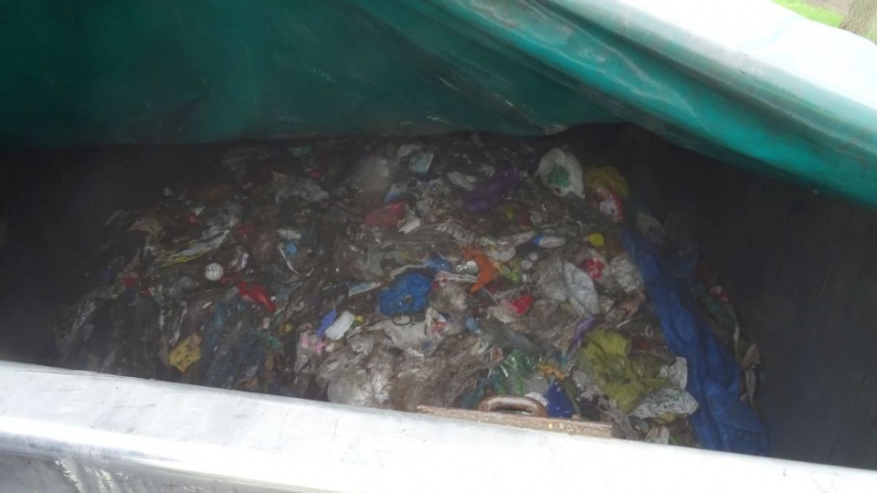 Pojazd z przewożonymi dziwnymi odpadami został zabezpieczony przez policjantów z Inowrocławia/fot. materiały policji