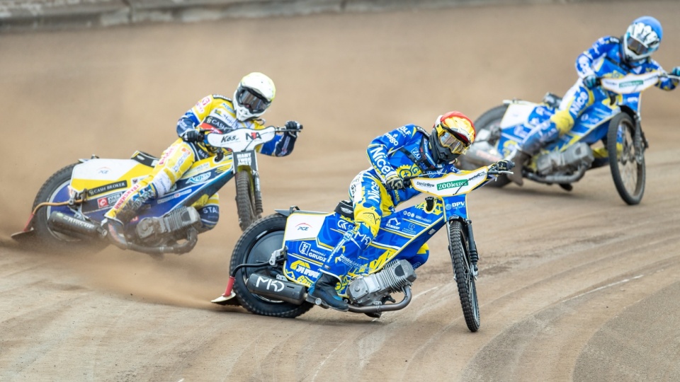 Zawodnik Zooleszcz DPV Logistic GKM Grudziądz Denis Zieliński (kask czerwony) i Mateusz Bartkowiak (niebieski) oraz Kamil Pytlewski (biały) z Moje Bermudy Stal Gorzów. Fot. PAP/Tytus Żmijewski