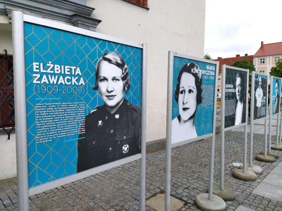 Przed Muzeum Ziemi Chełmińskiej otwarto wystawę pod tytułem „One budowały niepodległą. (Nie)zwykłe kobiety z terenu województwa kujawsko - pomorskiego." /fot. Marcin Doliński