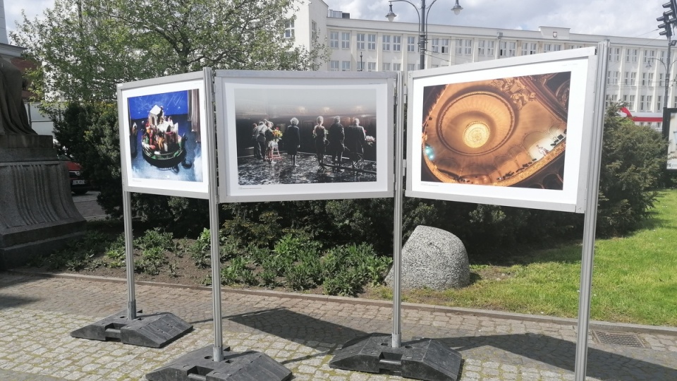 Jedną z atrakcji festiwalu jest wystawa fotografii teatralnej, którą już można oglądać przez budynkiem Teatru im. Horzycy w Toruniu/fot. Iwona Muszytowska-Rzeszotek