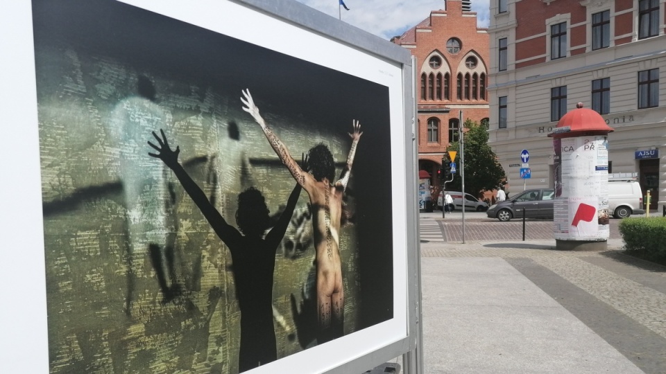 Jedną z atrakcji festiwalu jest wystawa fotografii teatralnej, którą już można oglądać przez budynkiem Teatru im. Horzycy w Toruniu/fot. Iwona Muszytowska-Rzeszotek