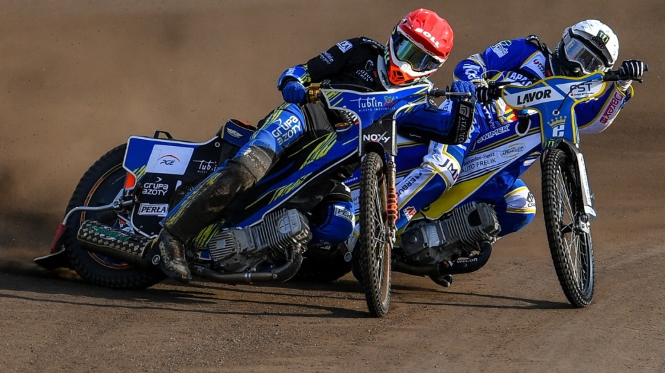 Mikkel Michelsen (kask czerwony) z Motoru Lublin i Paweł Przedpełski (biały) z eWinner Apatora Toruń podczas meczu żużlowej Ekstraligi, 21 bm. PAP/Wojtek Jargiło