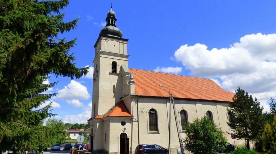 Podczas wymiany nawierzchni przy kościele św. Bartłomieja (na zdjęciu) odkryto XIX-wieczny, nieczynny już cmentarz katolicki, a na nim składowisko ludzkich szczątków/fot. Wikimapia