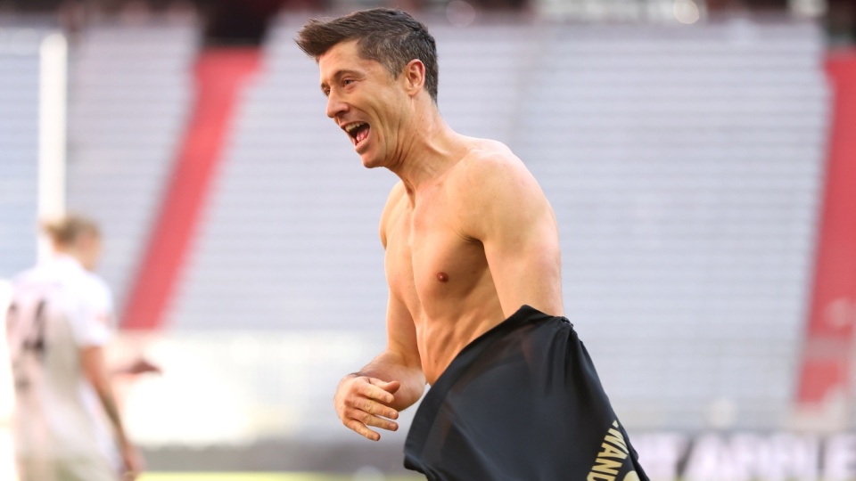 Robert Lewandowski wyraźnie zwyciężył w klasyfikacji „Złotego Buta” i zdobył nagrodę dla najlepszego strzelca lig europejskich. Fot. PAP/EPA