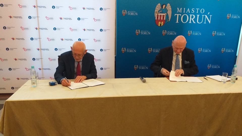 Porozumienie podpisują rektor UMK (z lewej) i prezydent Torunia. Fot. Adriana Andrzejewska-Kuras