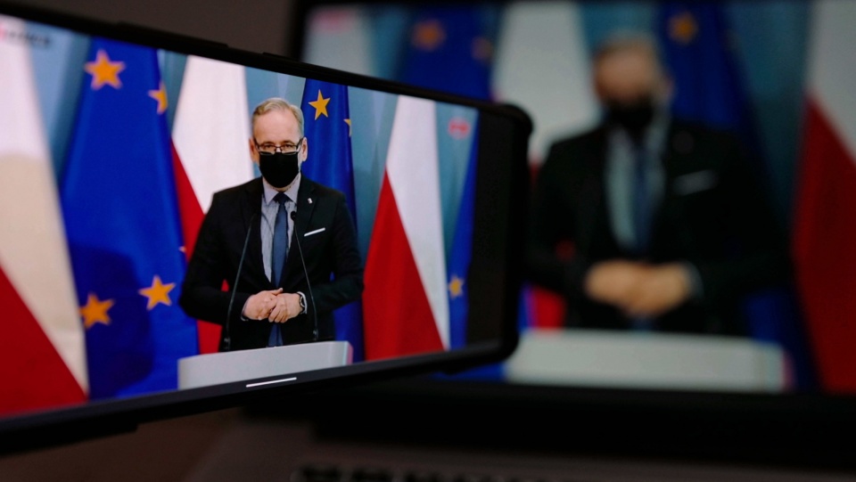 Transmisja konferencji prasowej ministra zdrowia Adama Niedzielskiego. Fot. PAP/Mateusz Marek
