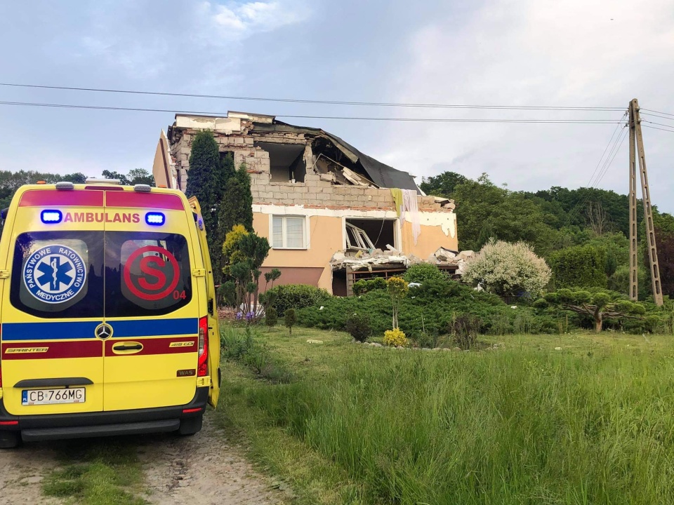 Wybuch w domu we wsi Mozgowina. Jedna osoba z czterech przebywających wewnątrz została poszkodowana./fot. Bydgoszcz 998