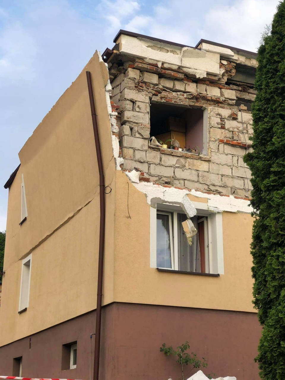 Wybuch w domu we wsi Mozgowina. Jedna osoba z czterech przebywających wewnątrz została poszkodowana./fot. Bydgoszcz 998