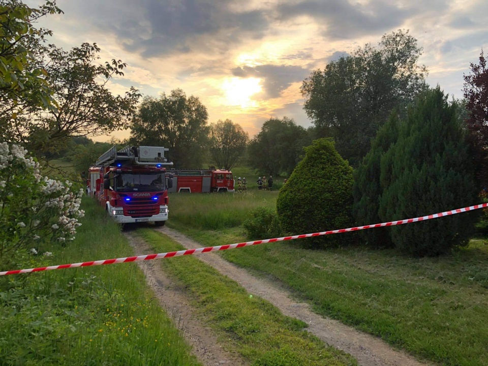 Wybuch w domu we wsi Mozgowina. Jedna osoba z czterech przebywających wewnątrz została poszkodowana./fot. Bydgoszcz 998
