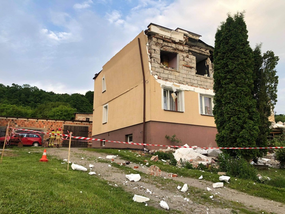 Wybuch w domu we wsi Mozgowina. Jedna osoba z czterech przebywających wewnątrz została poszkodowana./fot. Bydgoszcz 998