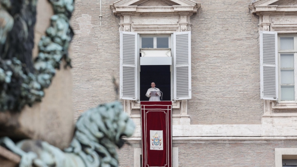 Papież Franciszek oświadczył w niedzielę, że z bólem śledzi doniesienia z Kanady, gdzie znaleziono szczątki 215 dzieci na terenie b. szkoły dla rdzennej ludności. Fot. PAP/EPA