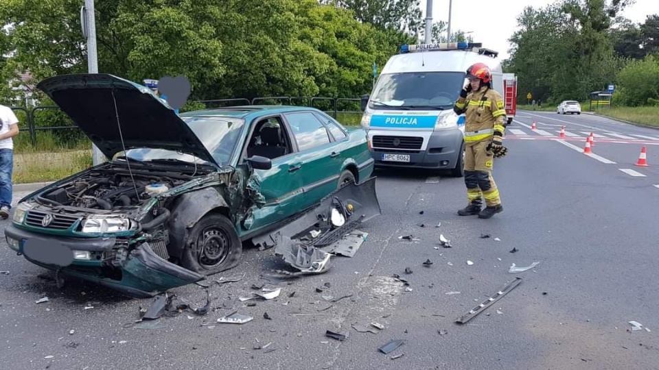 Zderzenie dwóch samochodów osobowych na skrzyżowaniu Nowotoruńskiej i Kieleckiej w Bydgoszczy. Fot. Bydgoszcz998