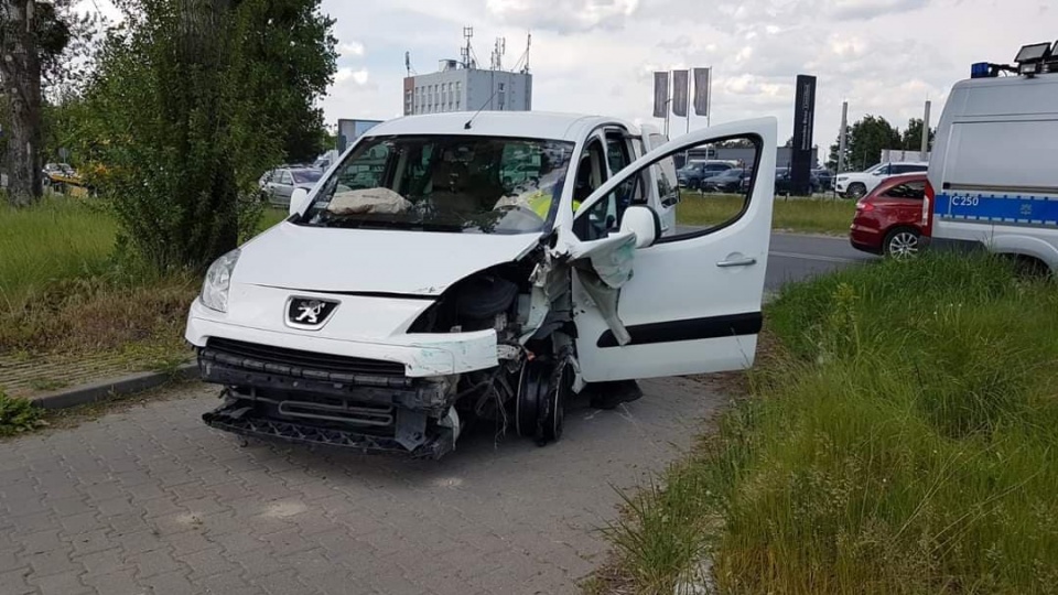 Zderzenie dwóch samochodów osobowych na skrzyżowaniu Nowotoruńskiej i Kieleckiej w Bydgoszczy. Fot. Bydgoszcz998