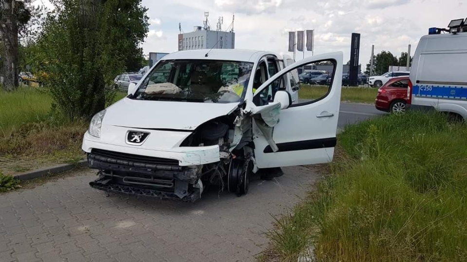 Zderzenie dwóch samochodów osobowych na skrzyżowaniu Nowotoruńskiej i Kieleckiej w Bydgoszczy. Fot. Bydgoszcz998