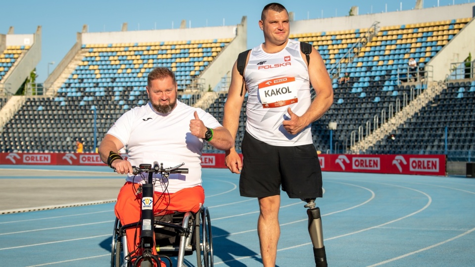 Polacy Piotr Kąkol (P) i Janusz Rokicki (L) w finale pchnięcia kulą (kategoria F57) podczas lekkoatletycznych mistrzostw Europy osób z niepełnosprawnością, 5 bm. w Bydgoszczy. Fot. PAP/Tytus Żmijewski