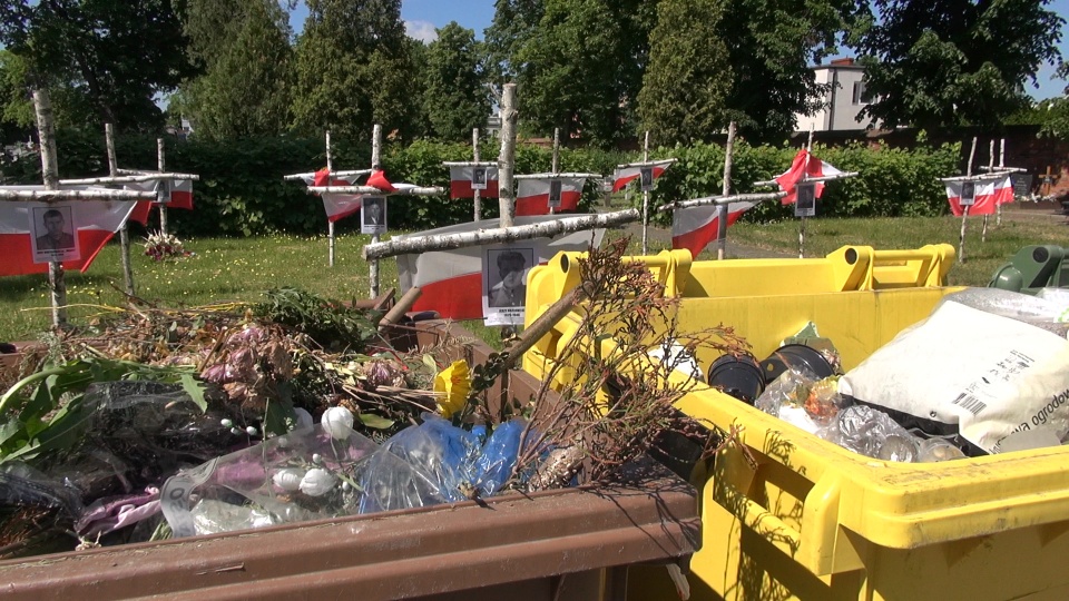 Śmieci porzucone w pobliżu kwatery Żołnierzy Wyklętych, na cmentarzu przy ul. Kcyńskiej w Bydgoszczy, zostały uprzątnięte. Miasto postawiło także więcej kontenerów. Fot. JW