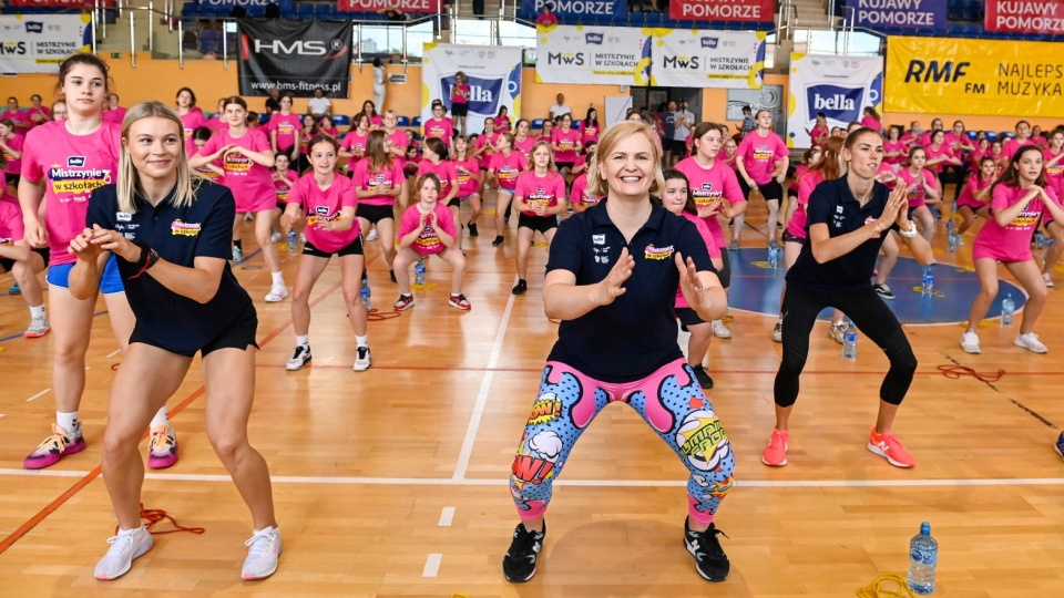 Otylia Jędrzejczak, była mistrzyni olimpijska i mistrzyni Europy, wicemistrzyni świata w short tracku Natalia Maliszewska (L) oraz Iga Baumgart-Witan (P), medalistka mistrzostw świata i Europy w lekkiej atletyce podczas lekcji wychowania fizycznego prowadzonej z uczennicami szkół z województwa kujawsko-pomorskiego w ramach akcji „Mistrzynie w Szkołach”. Fot. PAP/Tytus Żmijewski