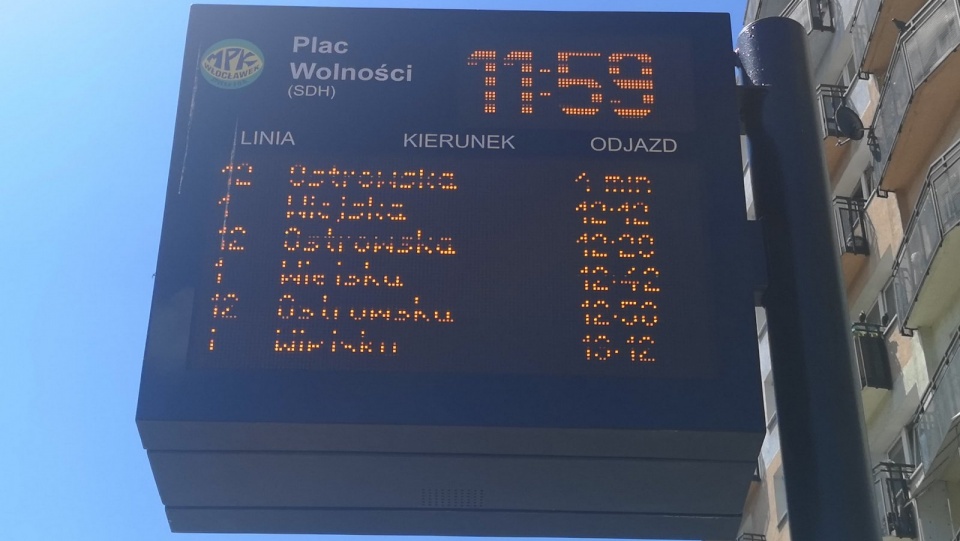 Na elektronicznej tablicy wyświetlany jest zwyczajowy rozkład jazdy. Fot. Agnieszka Marszał