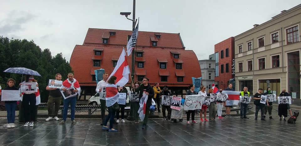 Mieszkający na Pomorzu Kujawach Białorusini zorganizowali w Bydgoszczy wiec wsparcia dla ofiar reżimu Łukaszenki. Fot. Tatiana Adonis