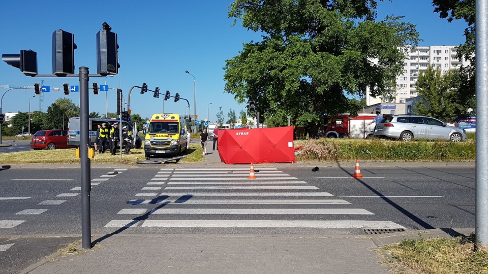 W wyniku kolizji dwóch samochodów osobowych, jeden z nich zjechał na chodnik, uderzył w dwoje pieszych i zatrzymał się na pasie zieleni. Fot. Bydgoszcz998