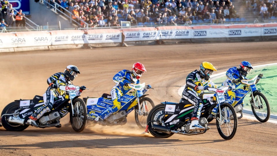 Norbert Krakowiak (kask czerwony) i Denis Zieliński (niebieski) z ZooLeszcz DPV Logistic GKM Grudziądz oraz Matej Zagar (żółty) i Fabian Ragus (biały) z Marwis.pl Falubazu Zielona Góra podczas meczu żużlowej Ekstraligi. PAP/Tytus Żmijewski