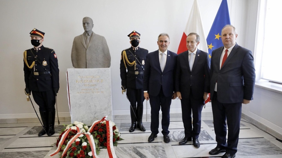 Marszałek Senatu prof. Tomasz Grodzki odsłonił w środę w siedzibie izby wyższej Parlamentu w Warszawie popiersie Władysława Raczkiewicza/fot. Andrzej Goiński