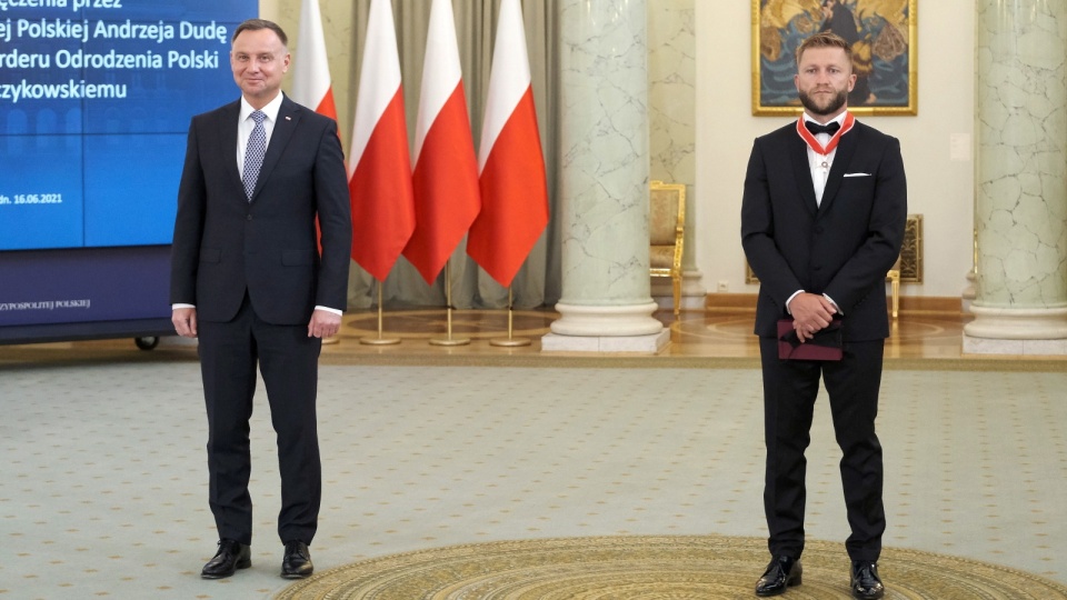 Prezydent Andrzej Duda odznaczył byłego kapitana piłkarskiej reprezentacji Polski Jakuba Błaszczykowskiego Krzyżem Oficerskim Orderu Odrodzenia Polski. Ceremonia odbyła się 16 bm. w Pałacu Prezydenckim w Warszawie. PAP/Mateusz Marek