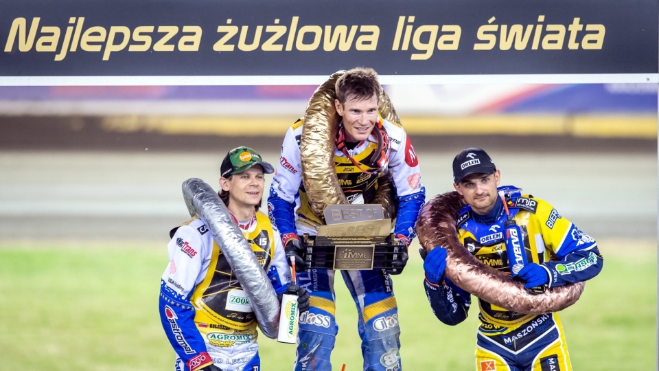 Podium zawodów żużlowych PGE Indywidualne Międzynarodowe Mistrzostwa Ekstraligi - od lewej: zawodnicy drużyny Fofo Unia Leszno Janusz Kołodziej (2. miejsce) i Jason Doyle (zwycięzca) oraz Bartosz Zmarzlik (3. miejsce) z zespołu Moje Bermudy Stal Gorzów Wlkp., na stadionie Motoarena Toruń. PAP/Tytus Żmijewski