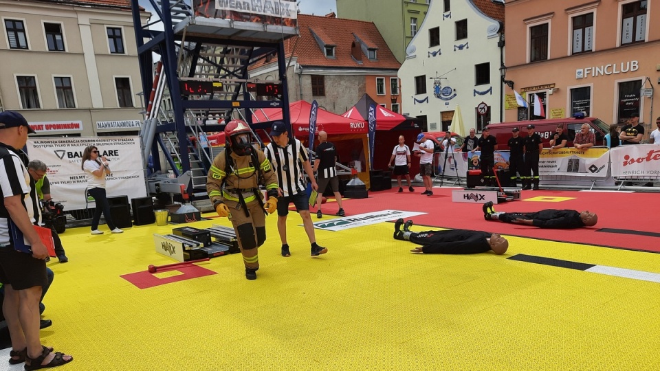 Na Rynku Nowomiejskim rozpoczęły się w piątek zawody The FireFit Championships/fot. Monika Kaczyńska