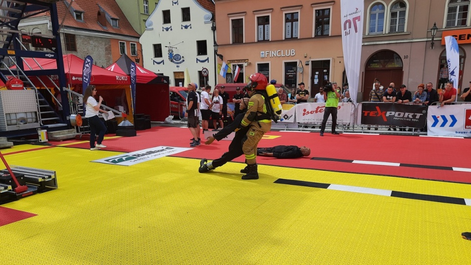 Na Rynku Nowomiejskim rozpoczęły się w piątek zawody The FireFit Championships/fot. Monika Kaczyńska