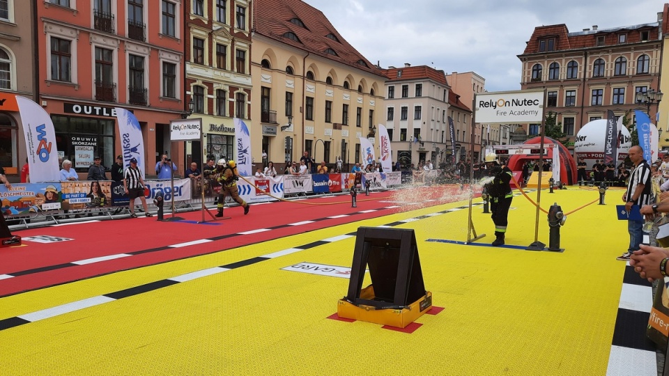 Na Rynku Nowomiejskim rozpoczęły się w piątek zawody The FireFit Championships/fot. Monika Kaczyńska