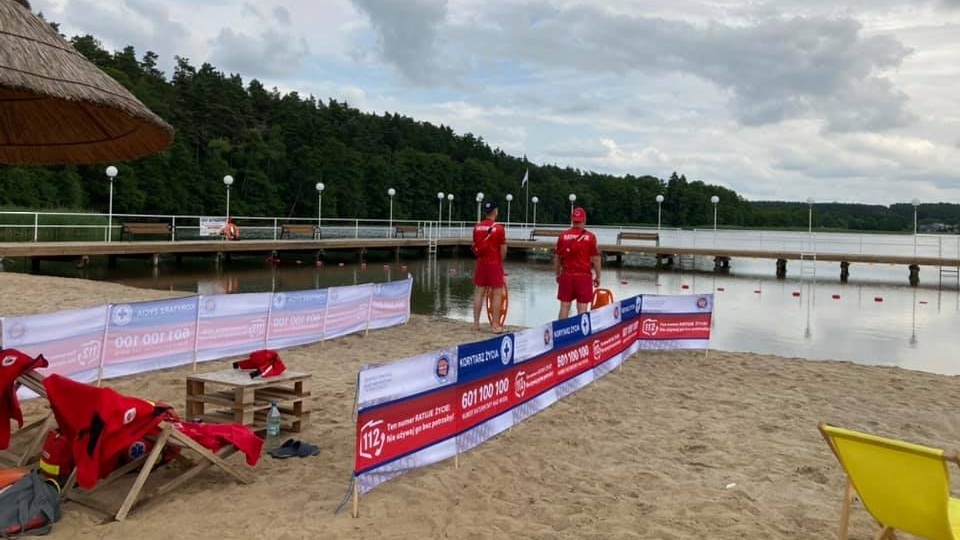 Lato w pełni, temperatury zachęcają do spędzania czasu nad wodą. Na Kujawach i Pomorzu funkcjonuje 39 strzeżonych kąpielisk. Fot. WOPR Lipno