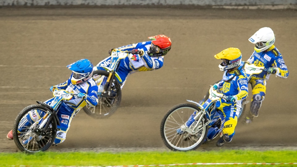 Chris Holder (czerwony) i Robert Lambert (niebieski) z eWinner Apatora Toruń oraz Nicki Pedersen (żółty) i Krzysztof Kasprzak (biały) z ZooLeszcz DPV Logistic GKM Grudziądz. PAP Tytus