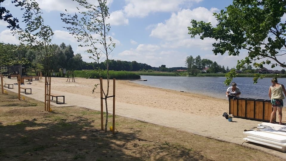 Pomimo trwającego remontu budynków mieszkańcy mogą już korzystać z plaży nad jeziorem Tarpno. Fot. Marcin Doliński