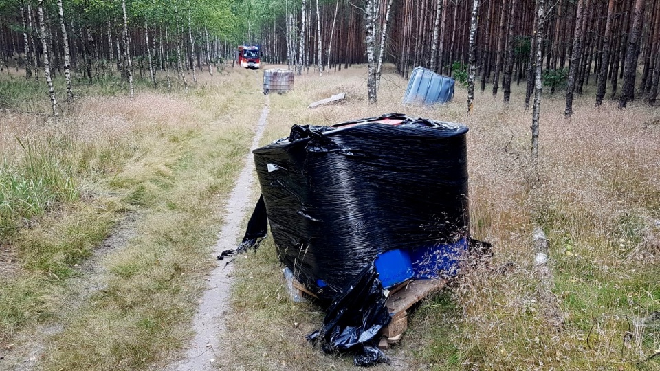 Strażacy zabezpieczyli teren znaleziska i przekazali go przybyłym na miejsce policjantom. Fot. Bydgoszcz 998