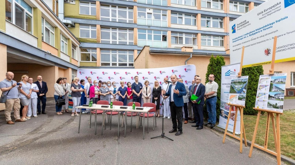 Konferencja przed szpitalem na toruńskich Bielanach. Fot. Szymon Zdzieblo/tarantoga.pl dla UMWKPFot.