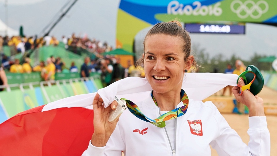 Maja Włoszczowska ze srebrnym medalem Igrzysk w Rio de Janeiro w kolarstwie górskim. Kolarka, wspólnie z pływakiem Pawłem Korzeniowskim będą chorążymi reprezentacji Polski podczas ceremonii otwarcia igrzysk w Tokio. Fot. PAP/Adam Warżawa