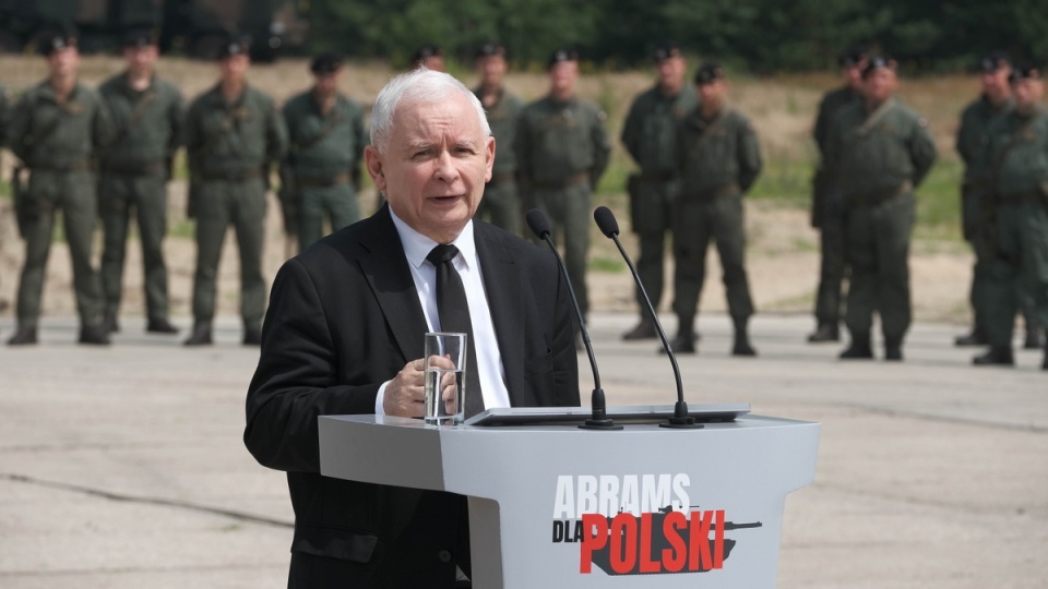 Wiceprezes rady ministrów, przewodniczący Komitetu ds. Bezpieczeństwa Narodowego i Spraw Obronnych Jarosław Kaczyński podczas konferencji prasowej w Warszawie-Wesołej/fot. Mateusz Marek, PAP