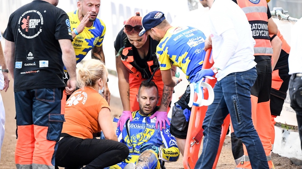 Nicki Pedersen z ZooLeszcz DPV Logistic GKM Grudziądz po upadku podczas meczu żużlowej Ekstraligi z eWinner Apator Toruń. Fot. PAP/Paweł Skraba