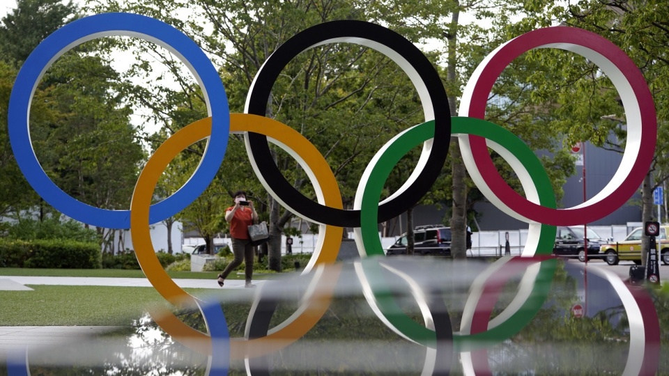 Symbol sportu olimpijskiego stojący w Tokio. Fot. PAP/EPA