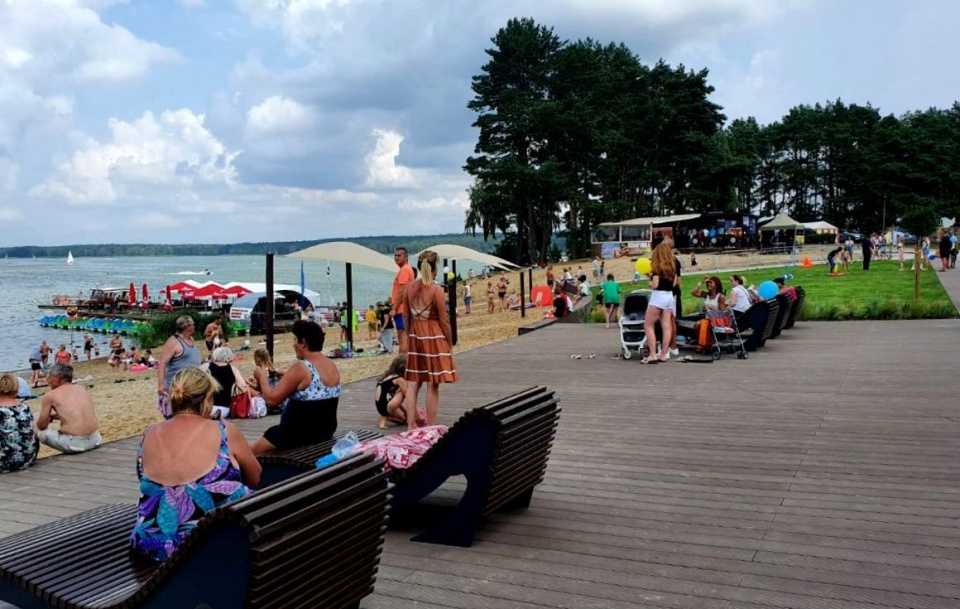 W Pieczyskach pojawiła się Pojawiła się promenada, nowe trawniki i taras widokowy z zejściem na plażę. Fot. Agata Sikorska