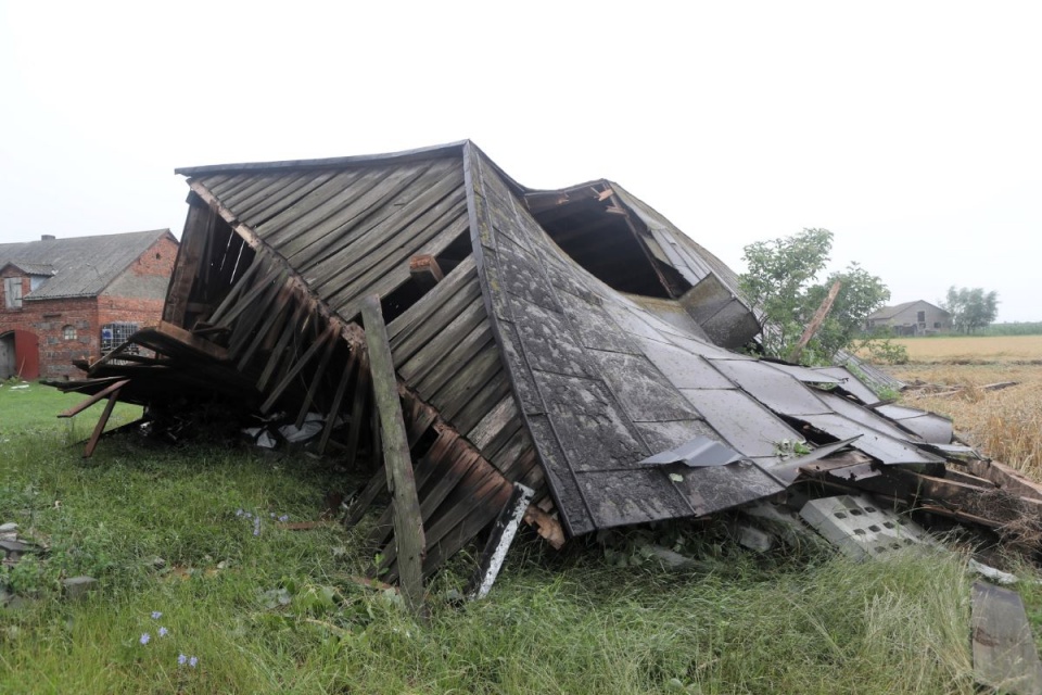Budynek zniszczony po środowych i nocnych burzach w miejscowości Witusza (pow. łowicki)/fot. Roman Zawistowski, PAP