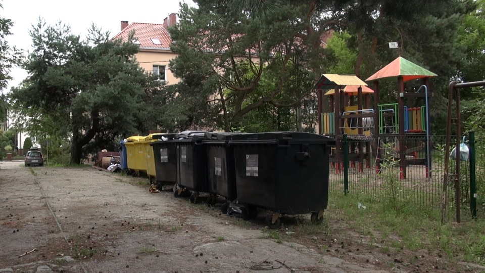 Śmietniki tuż przy placu zabaw na bydgoskim Siernieczku. Fot. Janusz Wiertel