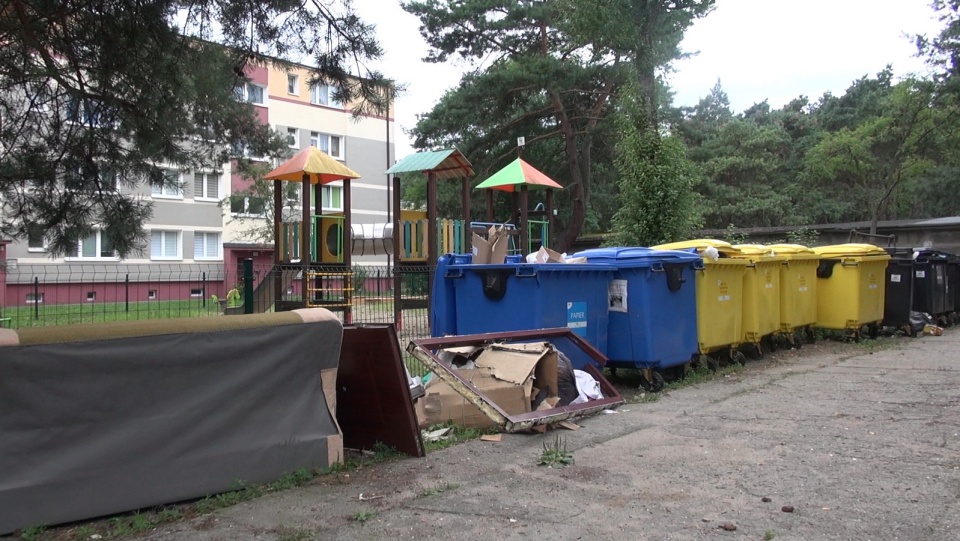 Śmietniki tuż przy placu zabaw na bydgoskim Siernieczku. Fot. Janusz Wiertel