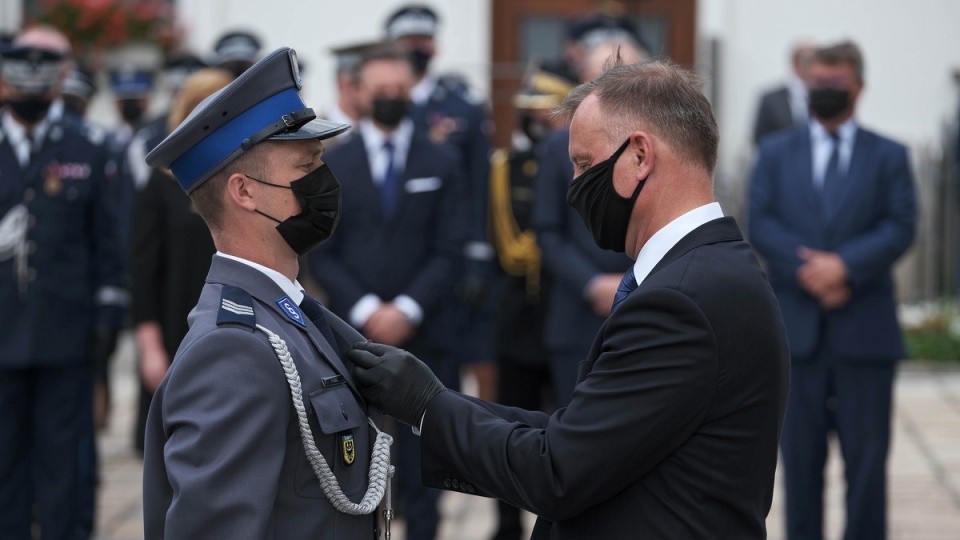 Prezydent Andrzej Duda podczas obchodów Święta Policji na dziedzińcu Belwederu w Warszawie, 21 bm. Fot. PAP/Mateusz Marek