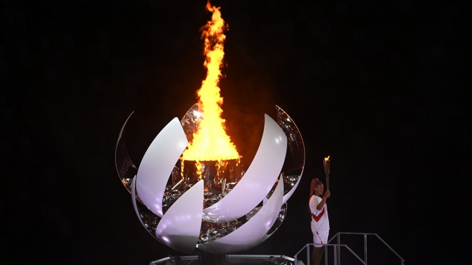 Tenisistka Naomi Osaka zapaliła znicz 32. letnich igrzysk olimpijskich w Tokio. Fot. PAP/EPA