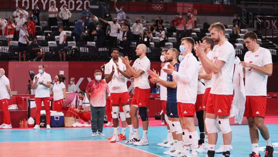 Smutek reprezentacji Polski po porażce w pierwszym meczu turnieju siatkarskiego z drużyną Iranu, w hali „Ariake Arena”. Fot. PAP/Leszek Szymański