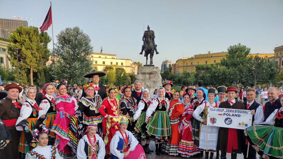 Zespół Pieśni i Tańca „Ziemia Bydgoska” wraca z Międzynarodowego Festiwalu w Albanii z nagrodą za najpiękniejsze stroje. Fot. Maciej Wilkowski