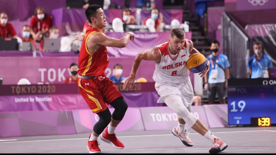 Przemysław Zamojski i Gao Shiyan z Chin podczas meczu koszykarzy 3x3. PAP/Leszek Szymański